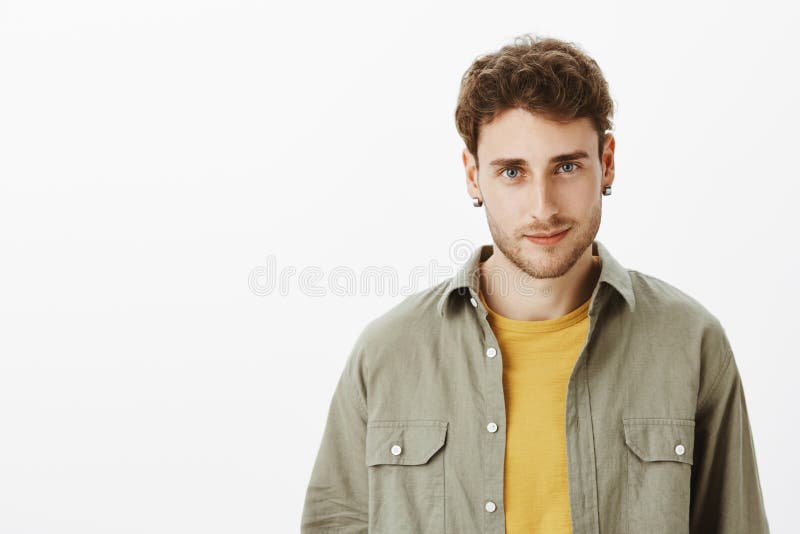 Novio siempre listo para escuchar Tiro interior del modelo masculino barbudo apuesto sensual en equipo casual y pendientes fotografía de archivo Novio siempre listo para escuchar Tiro interior del modelo masculino barbudo apuesto sensual en equipo casual y pendientes fotografía de archivo