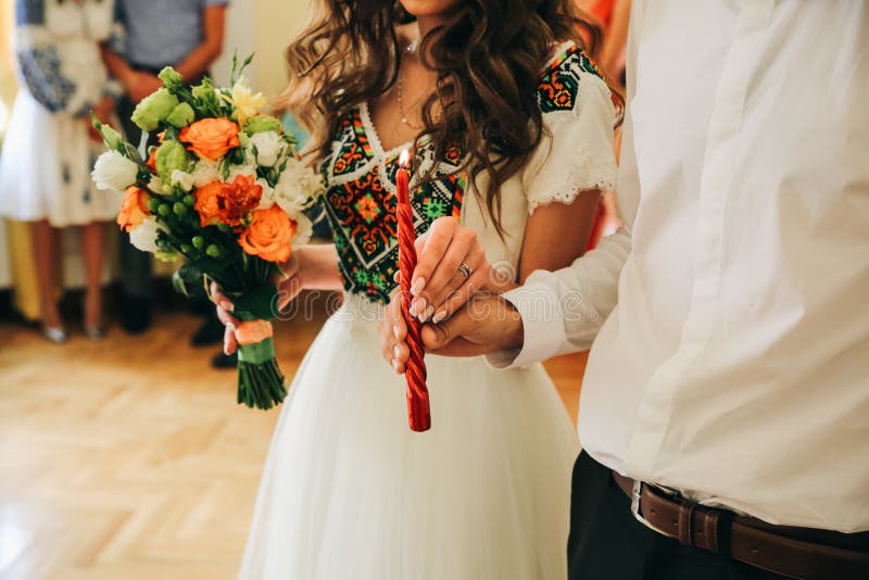 Novio Y Novia Con Vestido De Bordado Sostienen Velas. Hermoso Ramo En Manos. Ceremonia Del Día De La Boda. Tradiciones De La Igles Foto de archivo - Imagen de vela, hembra: 174448828 Novio Y Novia Con Vestido De Bordado Sostienen Velas. Hermoso Ramo En Manos. Ceremonia Del Día De La Boda. Tradiciones De La Igles Foto de archivo - Imagen de vela, hembra: 174448828