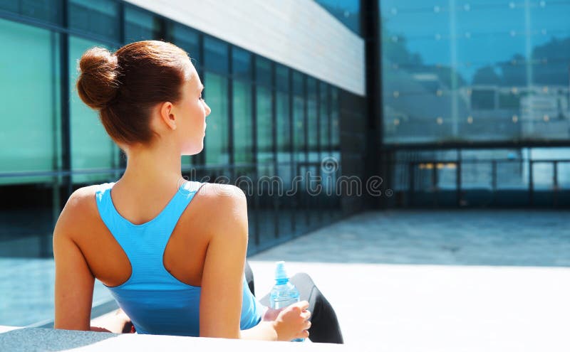 Novo, ajuste e menina moreno desportiva no sportswear Mulher que faz os esportes exteriores fotos de stock Novo, ajuste e menina moreno desportiva no sportswear Mulher que faz os esportes exteriores fotos de stock