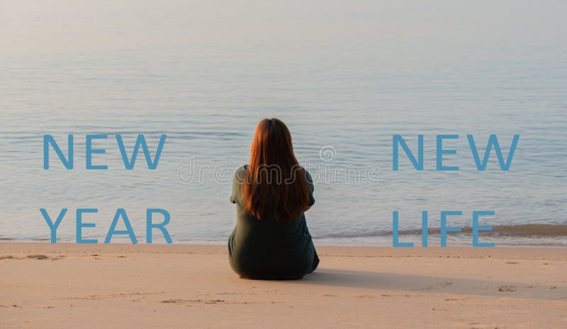 Novo ano de vida fala sobre a imagem de uma mulher sentada na praia fotos de stock royalty free