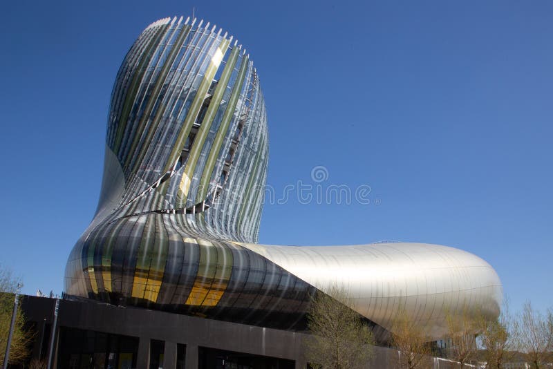Novo Aquitaine/França do Bordéus - 03 28 2019: Mencione o museu novo do vinho de du vin no céu do onblue do Bordéus - Bordéus, Fr imagens de stock Novo Aquitaine/França do Bordéus - 03 28 2019: Mencione o museu novo do vinho de du vin no céu do onblue do Bordéus - Bordéus, Fr imagens de stock