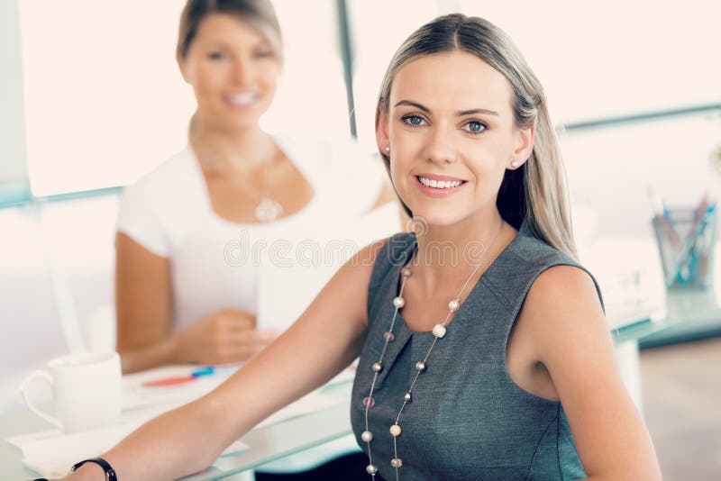 Novo e feliz ser uma parte da grande equipe imagem de stock royalty free Novo e feliz ser uma parte da grande equipe imagem de stock royalty free