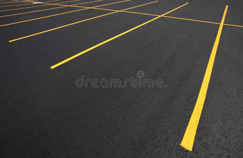 Novo estacionamento com faixas amarelas para marcar as paradas de estacionamento