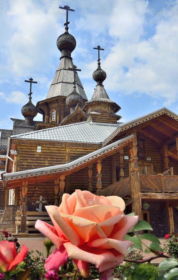 Novokuznetsk, Rusland - Juli 29, 2019: Nam tuin op vooryard van Christian Temple toe stock foto Novokuznetsk, Rusland - Juli 29, 2019: Nam tuin op vooryard van Christian Temple toe stock foto