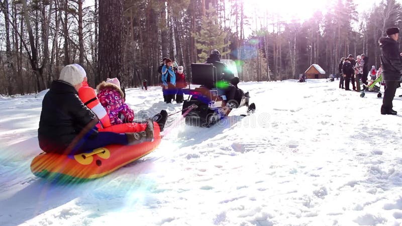 NOVOSIBIRSK, RUSIA - MARZO 13,2016: paseo de la gente en el skidoo