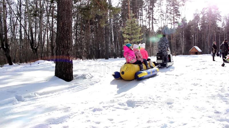 NOVOSIBIRSK, RUSIA - MARZO 13,2016: paseo de la gente en el skidoo