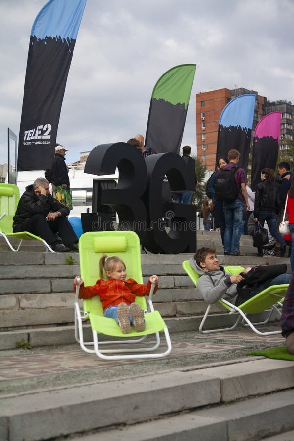 Novosibirsk, Rusland - 22 augustus 2015: ChestFest - Dag van de staatsvlag van de Russische Federatie: festivals, volksfestivals, stock fotografie Novosibirsk, Rusland - 22 augustus 2015: ChestFest - Dag van de staatsvlag van de Russische Federatie: festivals, volksfestivals, stock fotografie