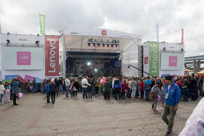 Novosibirsk, Rússia - 22 de agosto de 2015: Fest de fibra Lenovo - feriado no Dia da Cidade, preparação do palco e reunião de ven fotos de stock Novosibirsk, Rússia - 22 de agosto de 2015: Fest de fibra Lenovo - feriado no Dia da Cidade, preparação do palco e reunião de ven fotos de stock