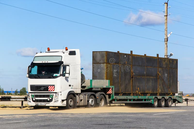 KHABAROVSK, RÚSSIA - 29.o SEP, 2018: O Caminhão Articulado Amarelo Volvo  A40F Está Trabalhando No Aeroporto Na Construção De Um N Foto de Stock  Editorial - Imagem de aeroporto, trator: 149758263