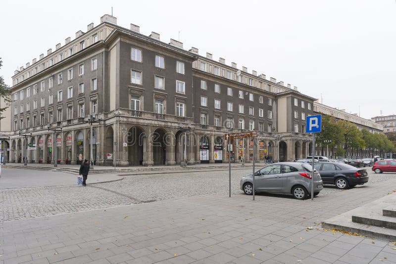 Nowa Huta w Krakow. Nowa Huta zaczynał w 1949 jako oddzielny miasteczko blisko Krakà ³ w na terenie brać Komunistycznym rzędem od poprzednich wiosek MogiÅ ‚a, Pleszà ³ w i KrzesÅ ‚, awice Ja planował jako ogromny centre przemysł ciężki Miasteczko był zostać idealnym miasteczkiem dla Komunistycznej propagandy i zaludniającym przeważnie przemysłowymi pracownikami W 1951 ja łączył z Krakà ³ w jako swój nowy okręg i w następujący roku zaczynał tramwajarska komunikacja