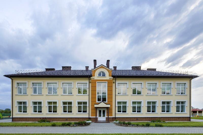Nowego nowożytnego jednopiętrowego dziecina preschool budynek z dużymi okno na zielonej trawiastej gazonu i niebieskiego nieba ko obraz stock Nowego nowożytnego jednopiętrowego dziecina preschool budynek z dużymi okno na zielonej trawiastej gazonu i niebieskiego nieba ko obraz stock
