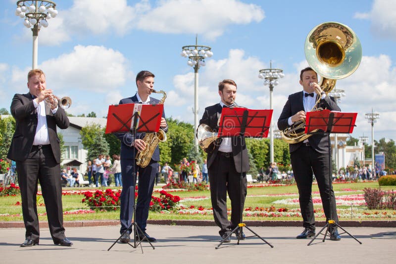 Nowego życia Mosiężny zespół, wiatrowi instrumentów muzycznych gracze, orkiestra wykonuje muzykę, cztery mężczyzny muzycy bawić s zdjęcie royalty free Nowego życia Mosiężny zespół, wiatrowi instrumentów muzycznych gracze, orkiestra wykonuje muzykę, cztery mężczyzny muzycy bawić s zdjęcie royalty free