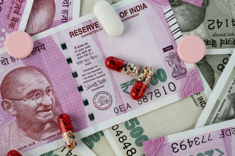 Nowi Indiańskiej rupii banknoty z medycynami, pigułkami/ obraz stock