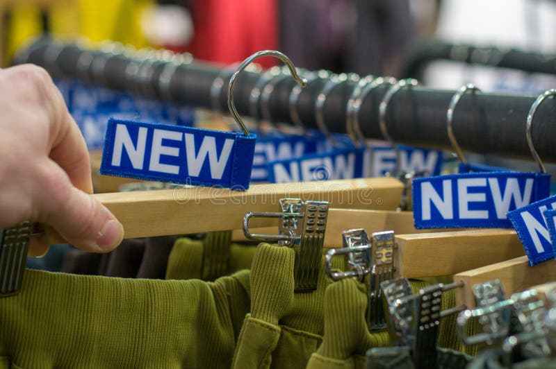 Nowi spodnia na wieszakach w sklepie Sprzedaże detaliczne centrum handlowe centrum wewnętrzny zakupy nowe ubrania Tło kolorowy pr zdjęcie stock Nowi spodnia na wieszakach w sklepie Sprzedaże detaliczne centrum handlowe centrum wewnętrzny zakupy nowe ubrania Tło kolorowy pr zdjęcie stock