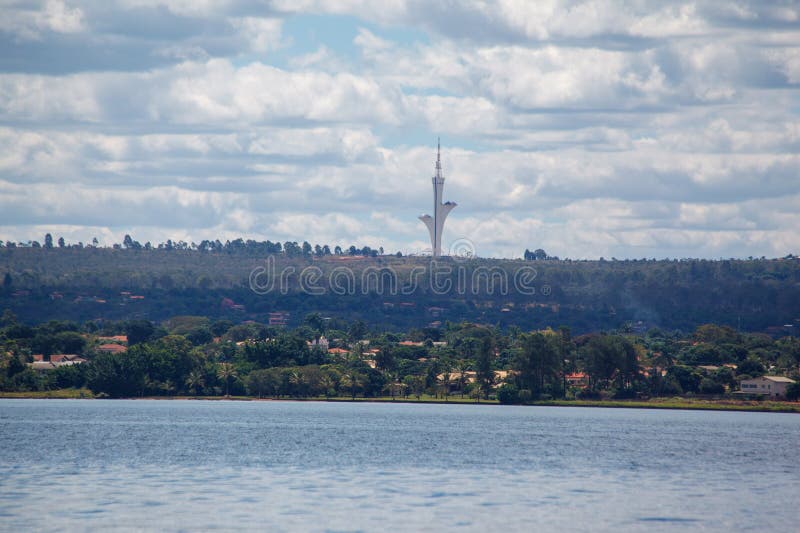 Nowoczesna architektura cyfrowa wieża i stolica Brazylii jeziora Paranoa Brasilia zdjęcie royalty free