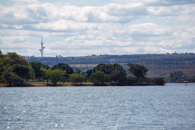 Nowoczesna architektura cyfrowa wieża i stolica Brazylii jeziora Paranoa Brasilia zdjęcia royalty free