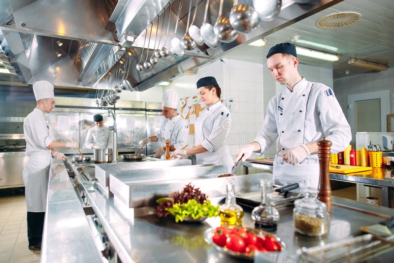 nowoczesna kuchnia Kucharzi przygotowywaj? posi?ki na kuchence w kuchni hotel lub restauracja Ogień w kuchni obraz stock nowoczesna kuchnia Kucharzi przygotowywaj? posi?ki na kuchence w kuchni hotel lub restauracja Ogień w kuchni obraz stock