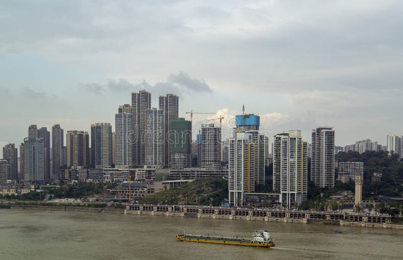 Nowoczesne budynki wzdłuż rzeki yangtze w chongqing obraz royalty free