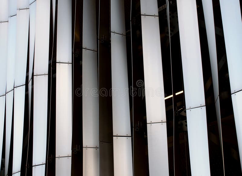 Nowoczesne, stylowe, stalowe pionowe panele wygięte w pionowym wzorze okładzin zewnętrznych fotografia stock