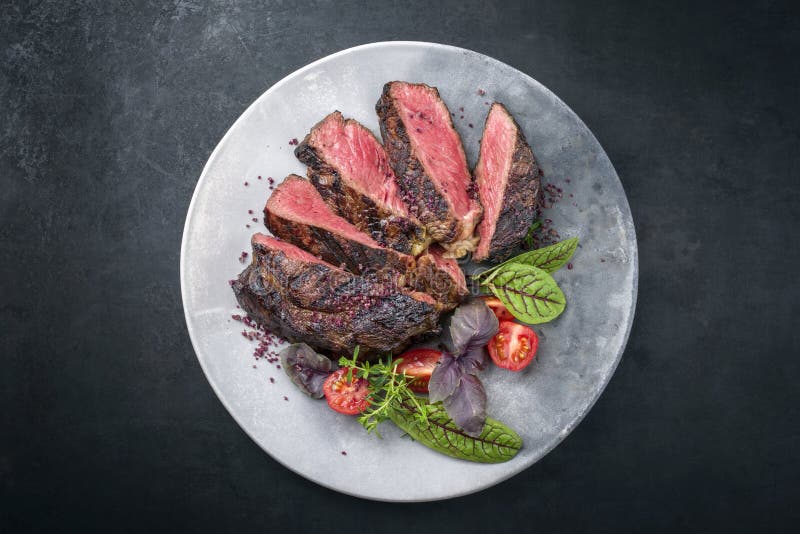 Nowoczesny styl barbecue suchy wagyu entrete steak wołowy z sałatą i pomidorami na tabliczce znamionowej obraz stock
