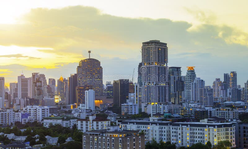 Nowoczesny, wysoki budynek centrum biznesowego Bangkok przy zmierzchu Obraz do dodania wiadomości tekstowej Tło do prac projektow obraz royalty free Nowoczesny, wysoki budynek centrum biznesowego Bangkok przy zmierzchu Obraz do dodania wiadomości tekstowej Tło do prac projektow obraz royalty free