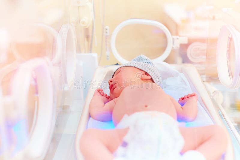 Nowonarodzony dziecko dostaje lekką terapię w dziecięcym inkubatorze