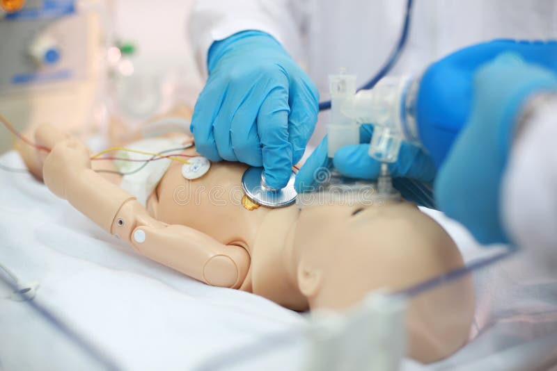 Nowonarodzony resuscitation Endotracheal intubacja Ćwiczy medyczne umiejętności na medycznej atrapie Medyczna edukacja Nowożytny obraz stock Nowonarodzony resuscitation Endotracheal intubacja Ćwiczy medyczne umiejętności na medycznej atrapie Medyczna edukacja Nowożytny obraz stock