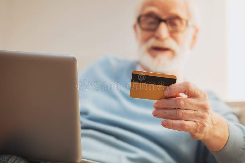 Nowożytny emeryt płaci dla sklepów spożywczych online przy stroną internetową obraz royalty free