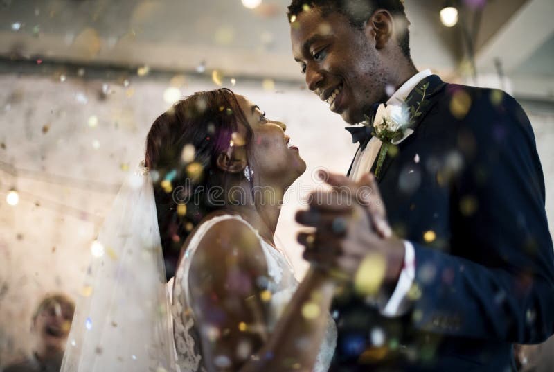Nowożeńcy afrykańskiego pochodzenia pary Dancingowy Ślubny świętowanie