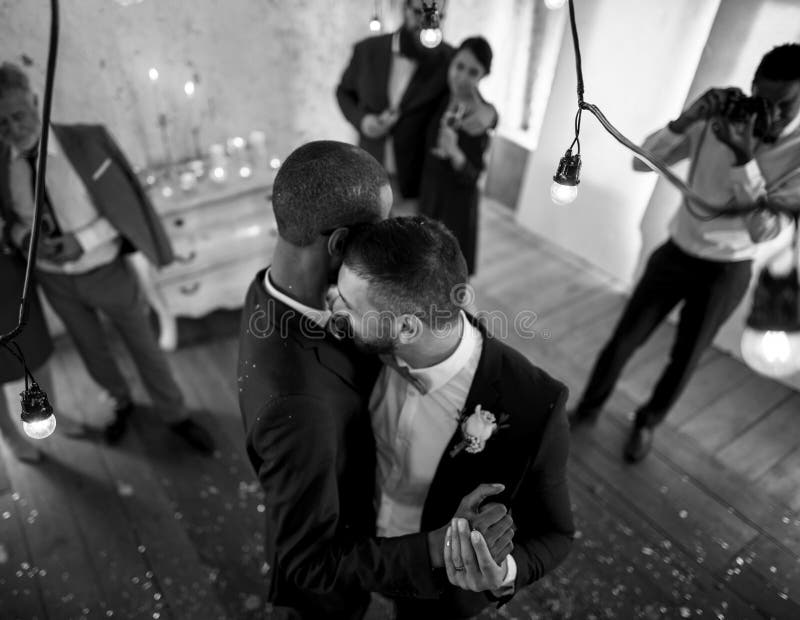 Nowożeńcy pary Homoseksualny taniec na Ślubnym świętowaniu zdjęcia royalty free Nowożeńcy pary Homoseksualny taniec na Ślubnym świętowaniu zdjęcia royalty free