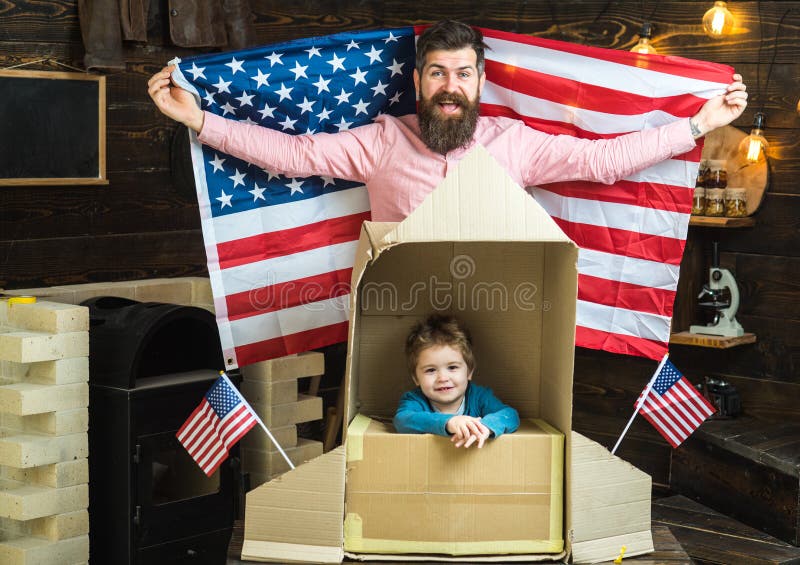 Nowożytna amerykańska rodzina z usa flaga i papier podskakujemy zdjęcie stock Nowożytna amerykańska rodzina z usa flaga i papier podskakujemy zdjęcie stock