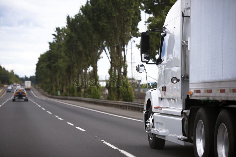 Nowożytna ciężarówka na szerokim autostrady rozciąganiu w odległość semi zdjęcie stock Nowożytna ciężarówka na szerokim autostrady rozciąganiu w odległość semi zdjęcie stock