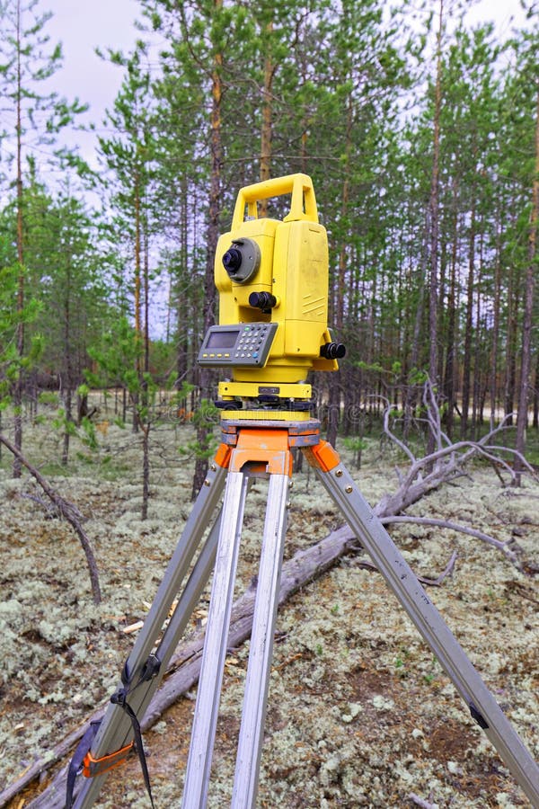 Nowożytna podława elektroniczna sumy stacja wspinał się na tripod fotografia stock Nowożytna podława elektroniczna sumy stacja wspinał się na tripod fotografia stock