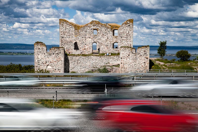 Nowożytni pośpieszni samochody i stara ruina Nowożytni pośpieszni samochody i stara ruina