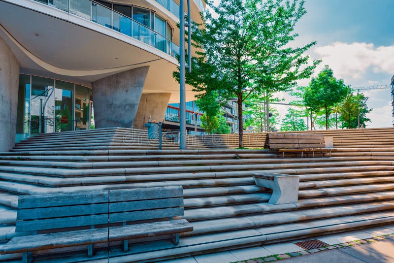 Nowożytny architektura budynek, schodki w nowym schronienia mieście i zdjęcia stock Nowożytny architektura budynek, schodki w nowym schronienia mieście i zdjęcia stock
