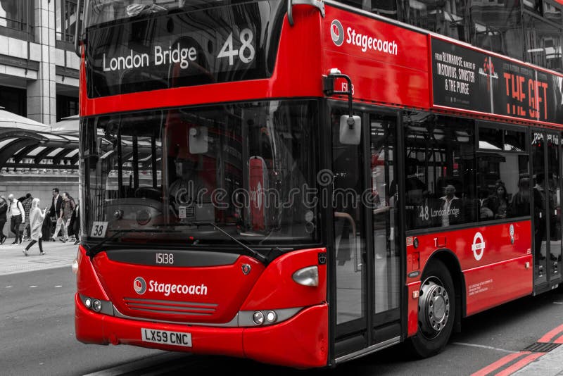 Nowożytny Czerwony autobus w Londyńskim Bishopsgate