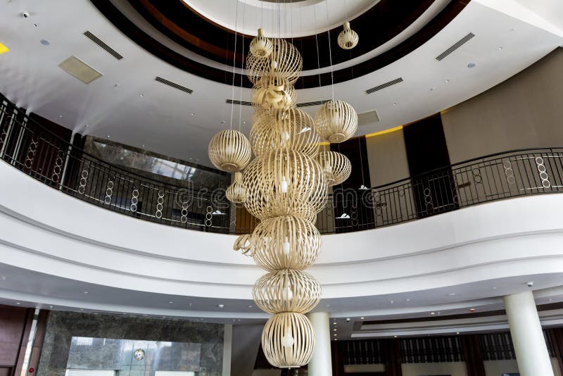 Nowożytny duży świecznik w luksusowego hotelu lobby fotografia royalty free Nowożytny duży świecznik w luksusowego hotelu lobby fotografia royalty free