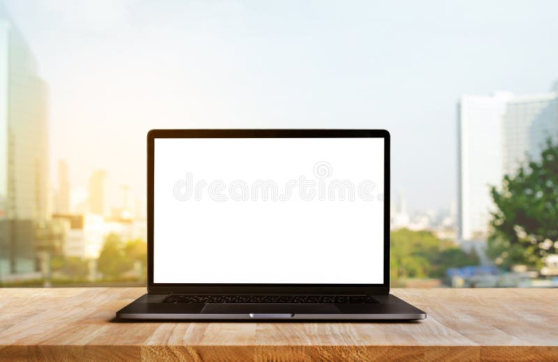 Nowożytny komputer, laptop z pustym ekranem na drewno stole z biurowym nadokiennym widoku tłem zdjęcia stock