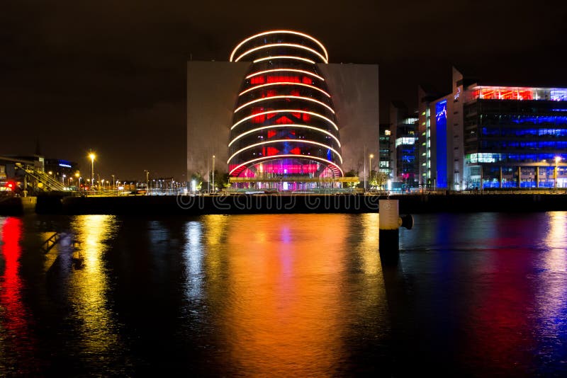 Nowożytny konwenci Centre w Dublin, Irlandia przy nocą z odbiciami w rzece obrazy royalty free Nowożytny konwenci Centre w Dublin, Irlandia przy nocą z odbiciami w rzece obrazy royalty free