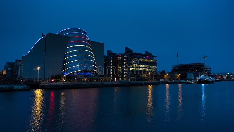 Nowożytny konwenci Centre w Dublin, Irlandia przy nocą z odbiciami w rzece zdjęcia royalty free Nowożytny konwenci Centre w Dublin, Irlandia przy nocą z odbiciami w rzece zdjęcia royalty free