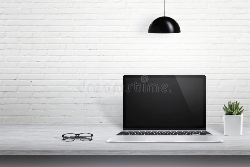 Nowożytny laptop na biurku z pustym ekranem dla mockup zdjęcie stock