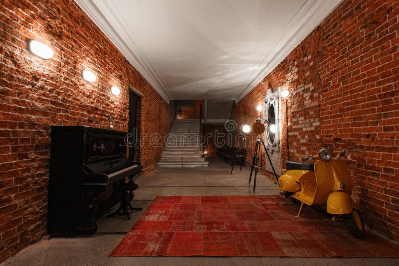 Nowożytny przemysłowy kreatywnie workspace schody z textured ściana z cegieł strychowy loft zdjęcia stock Nowożytny przemysłowy kreatywnie workspace schody z textured ściana z cegieł strychowy loft zdjęcia stock