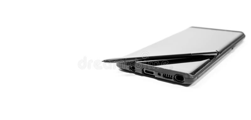 Nowożytny telefon komórkowy z stylus w czarny i biały odosobnionym na białym tle obraz stock Nowożytny telefon komórkowy z stylus w czarny i biały odosobnionym na białym tle obraz stock