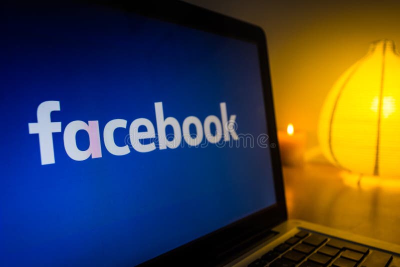 Nowy facebook logo na ekranie komputerowym, obracającym dalej światło w tle zdjęcie royalty free Nowy facebook logo na ekranie komputerowym, obracającym dalej światło w tle zdjęcie royalty free