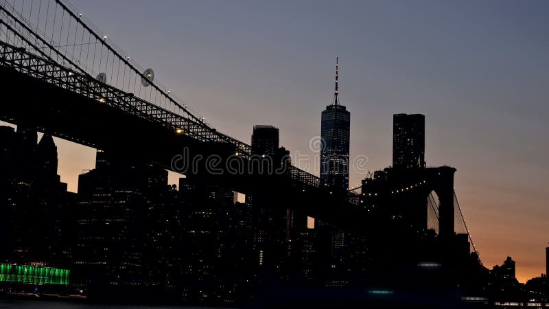 Nowy Jork City Brooklyn Bridge nad rzeką Hudson z linią pochyłą po zachodzie słońca w nocy oświetloną światłami zbiory