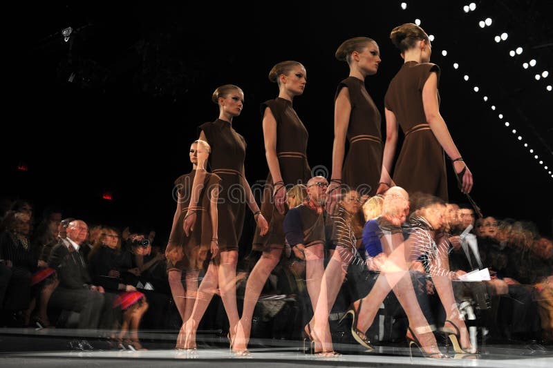 NOWY JORK, LUTY - 10: Model chodzi pas startowego przy Ralph Rucci pokazem mody podczas spadku 2013 zdjęcia royalty free
