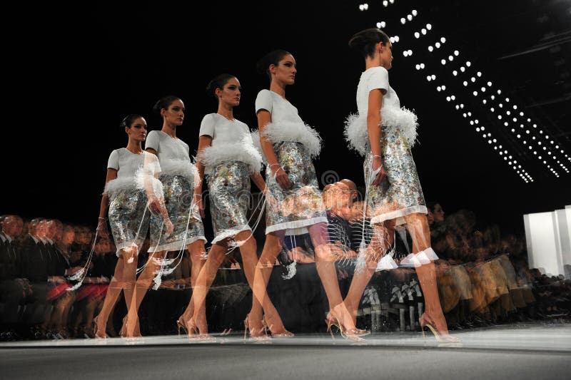 NOWY JORK, LUTY - 10: Model chodzi pas startowego przy Ralph Rucci pokazem mody podczas spadku 2013 zdjęcie stock