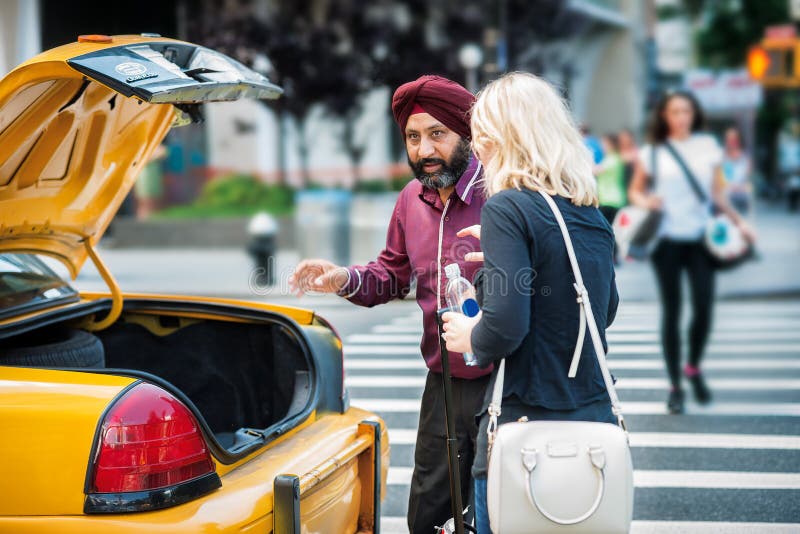 Nowy Jork miasta taxi taksówkarz podnosi up passanger od ulicy obraz royalty free Nowy Jork miasta taxi taksówkarz podnosi up passanger od ulicy obraz royalty free