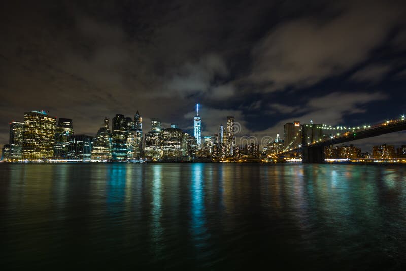 Nowy Jork nocą: Lower Manhattan i most brooklyński obraz royalty free Nowy Jork nocą: Lower Manhattan i most brooklyński obraz royalty free