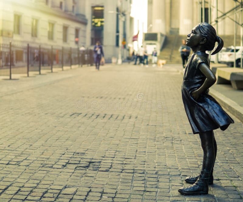 Nowy jork ny stany zjednoczone sierpień 20 2020 : poranny widok na statuetkę dziewczyny bez strachu kristen visbal